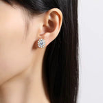 Boucle d’oreille en or sertie de diamants moissanite