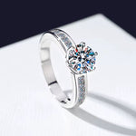 Bague de fiançailles en argent sterling sertie de moissanite 1 carat Vvs1 livré avec sont certificat