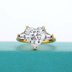 Bague de fiançailles en or sertie de diamants moissanite