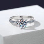 Bague de fiançailles en argent sterling sertie de moissanite 1 carat Vvs1 livré avec sont certificat