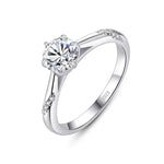bague de fiançailles en argent sertie de diamants moissanite
