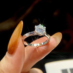 bague de fiançailles en argent sertie de diamants moissanite