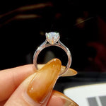 bague de fiançailles en argent sertie de diamants moissanite