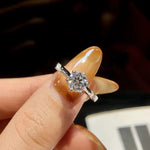 bague de fiançailles en argent sertie de diamants moissanite